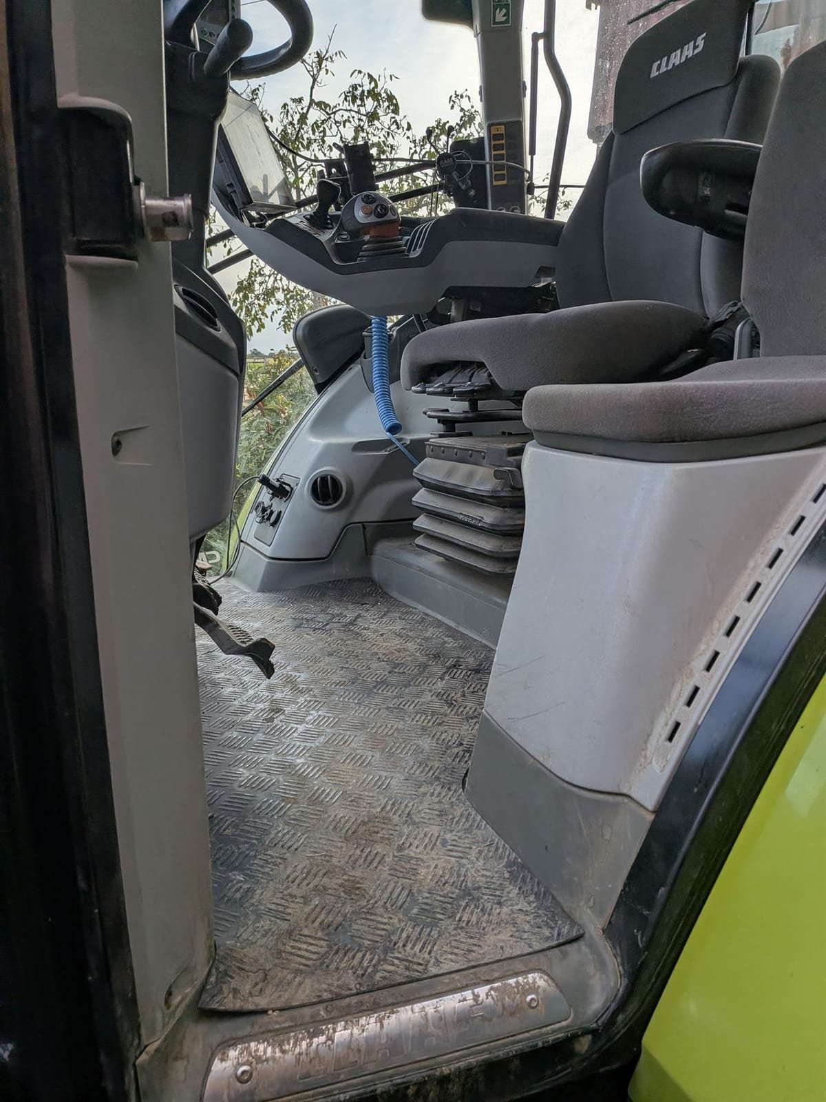 Avant rénovation cabine tracteur Claas