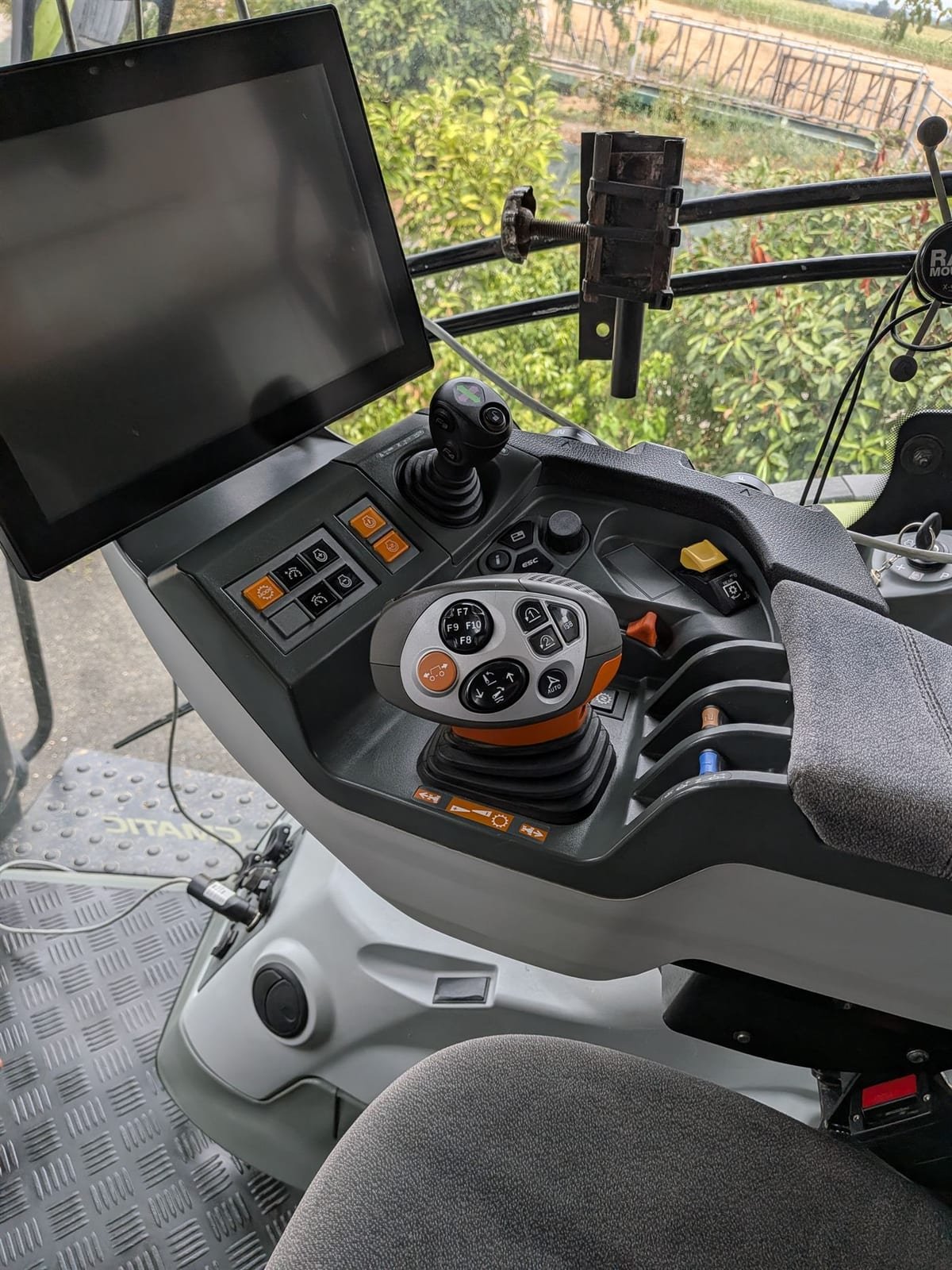 Après rénovation cabine tracteur Claas