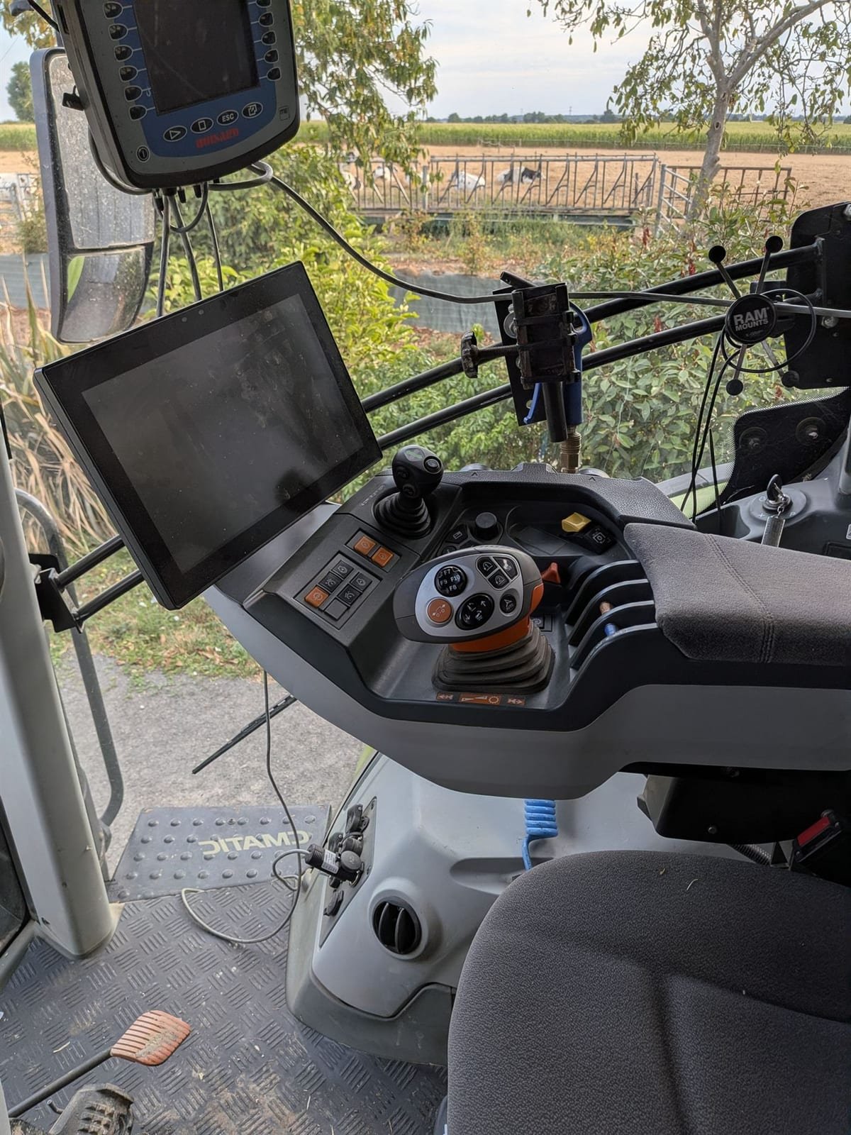Avant rénovation cabine tracteur Claas