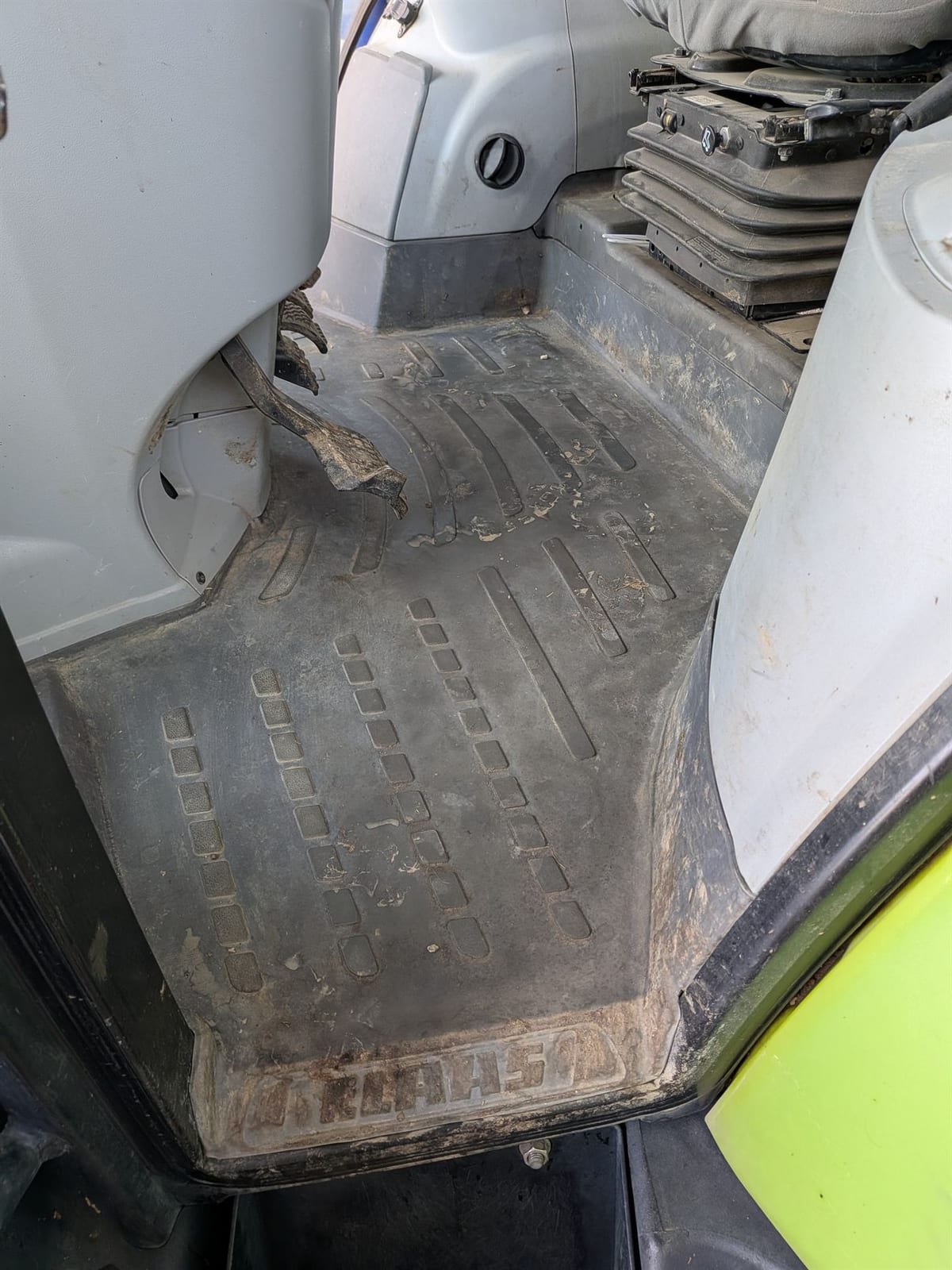 Avant rénovation cabine tracteur Claas