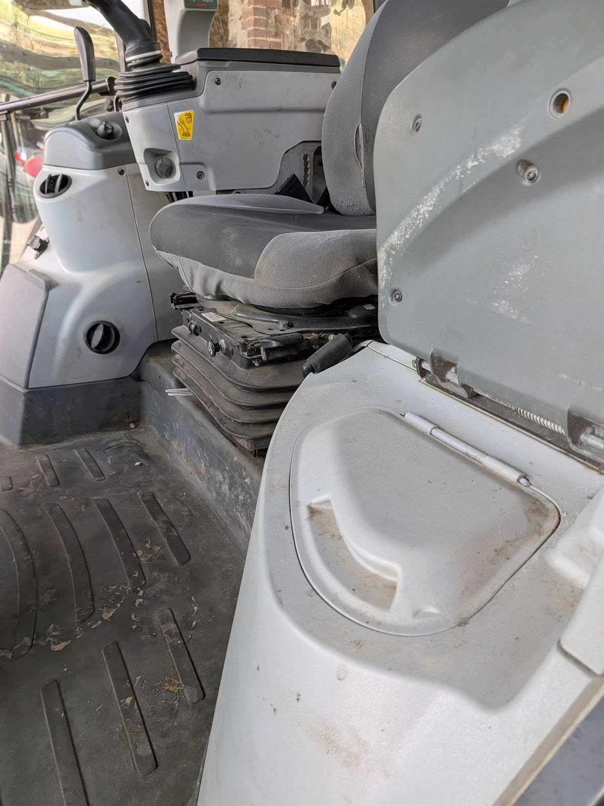 Avant rénovation cabine tracteur Claas