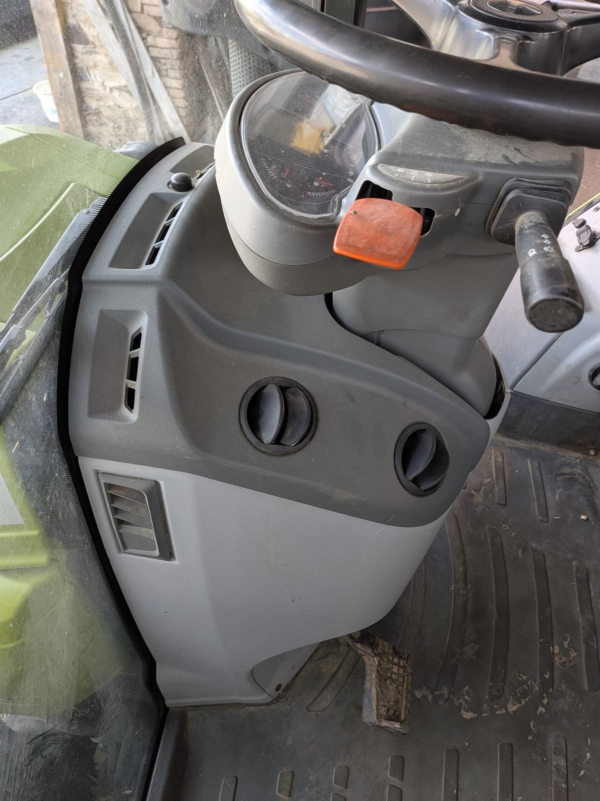 Avant rénovation cabine tracteur Claas