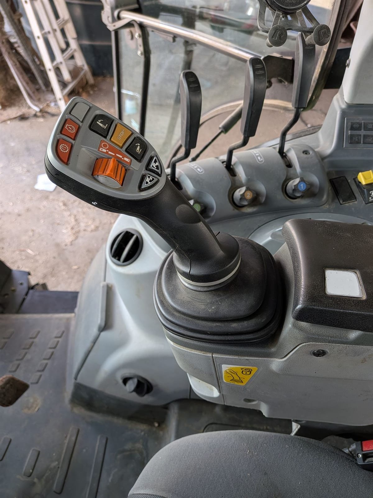 Avant rénovation cabine tracteur Claas