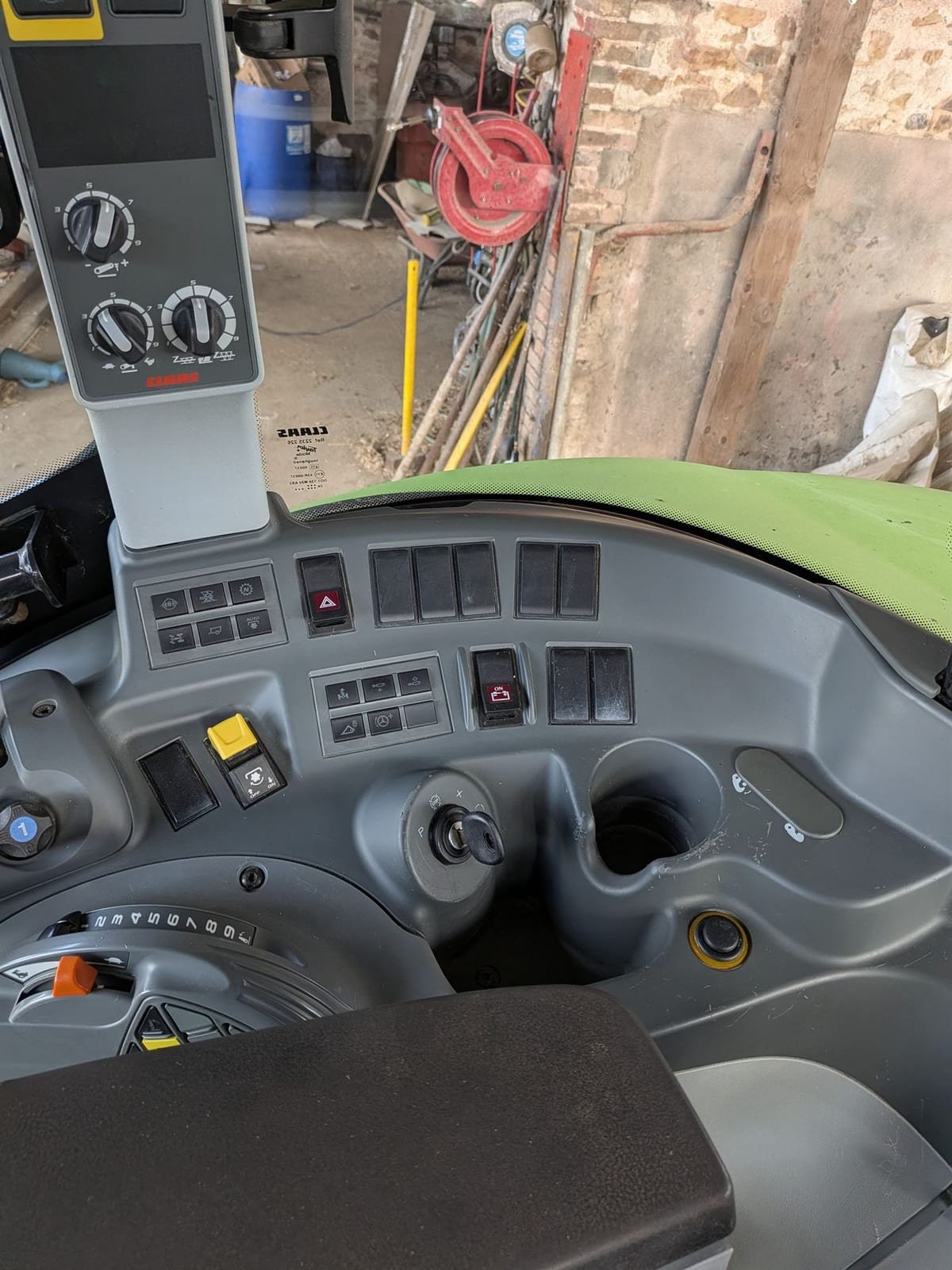 Après rénovation cabine tracteur Claas