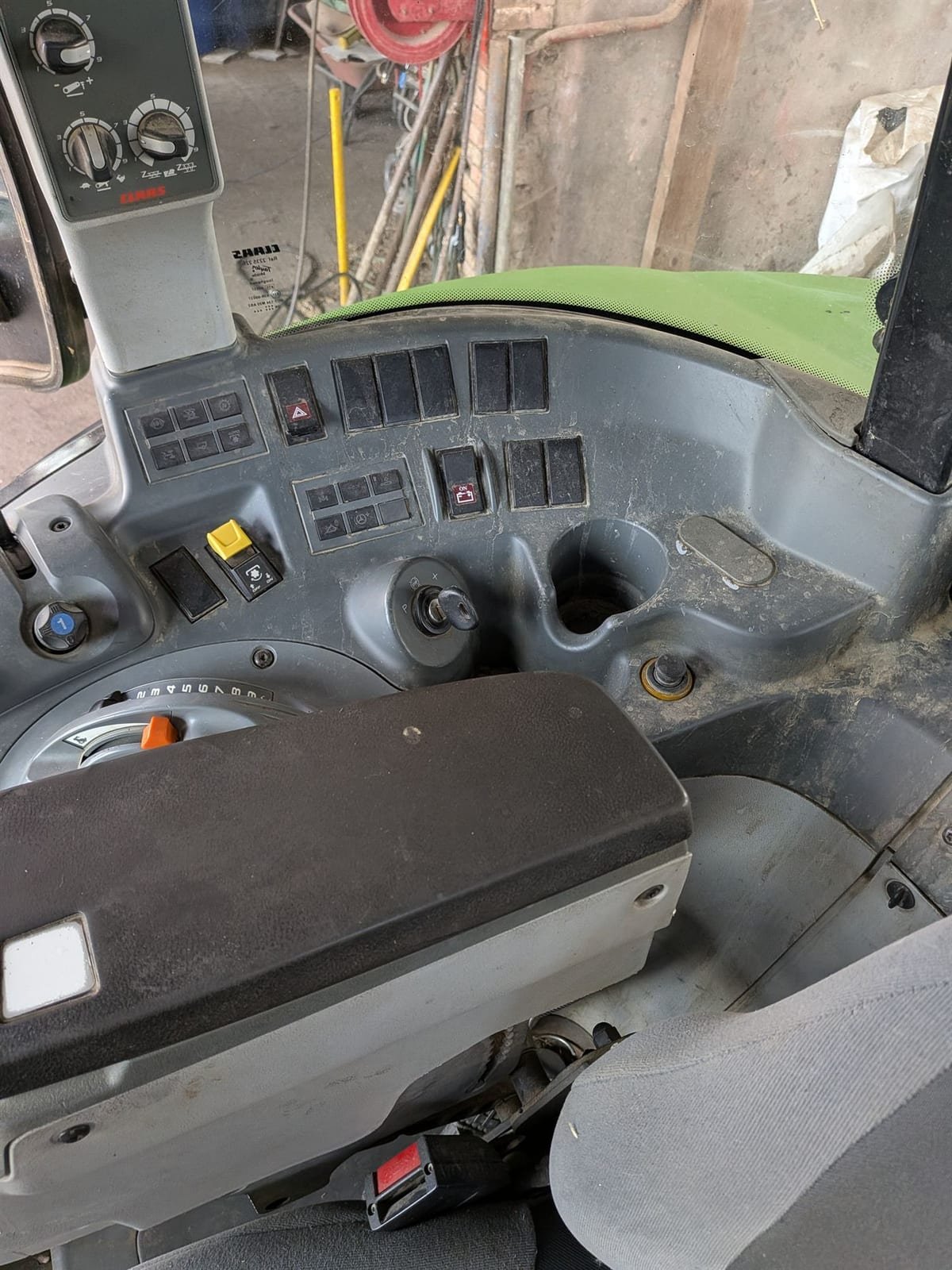 Avant rénovation cabine tracteur Claas