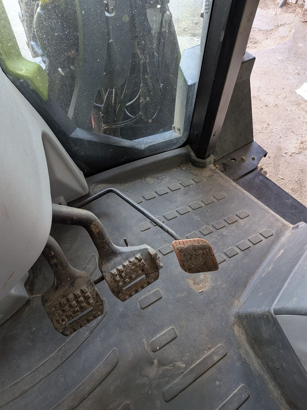Avant rénovation cabine tracteur Claas