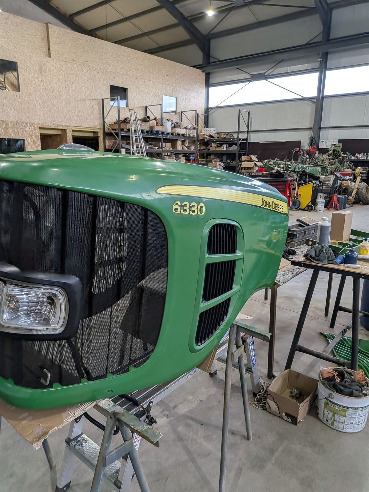 Avant lustrage carrosserie John Deere 6330