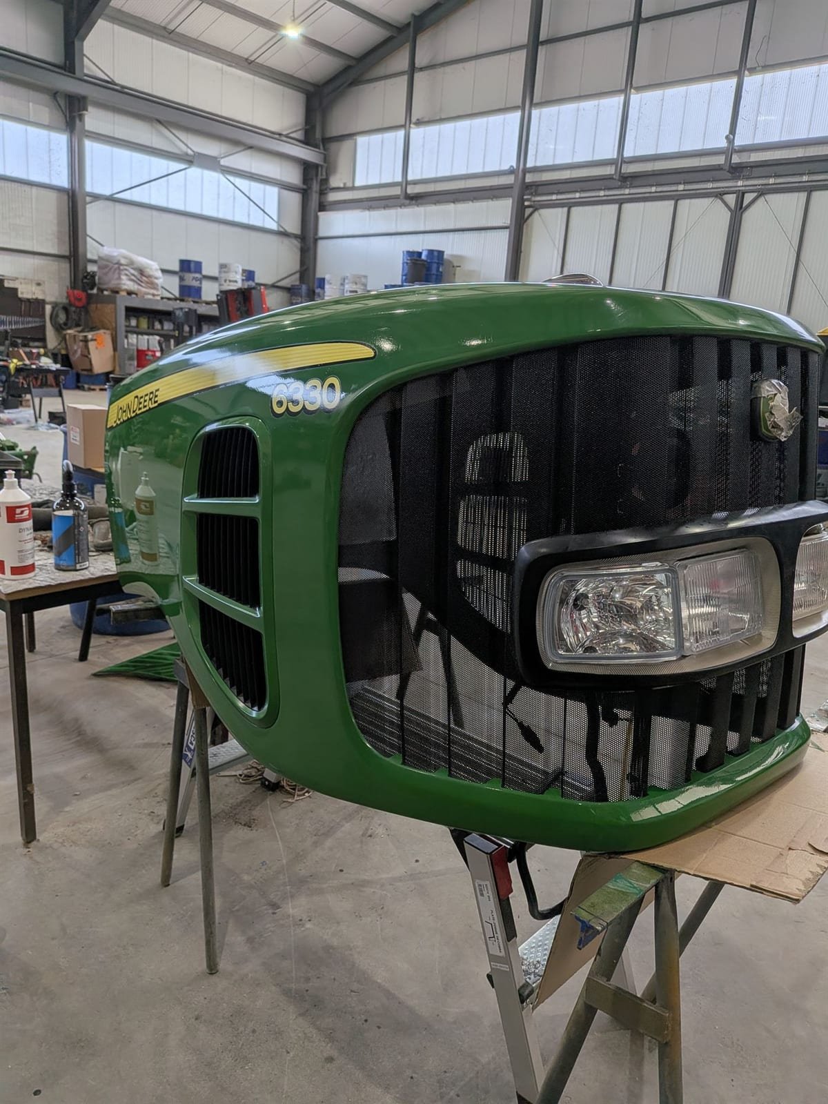 Après lustrage carrosserie John Deere 6330