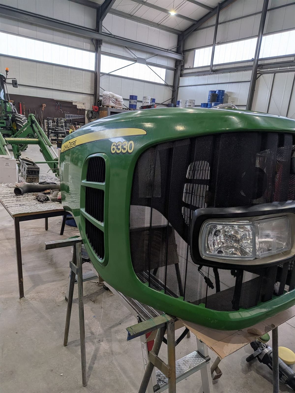 Avant lustrage carrosserie John Deere 6330