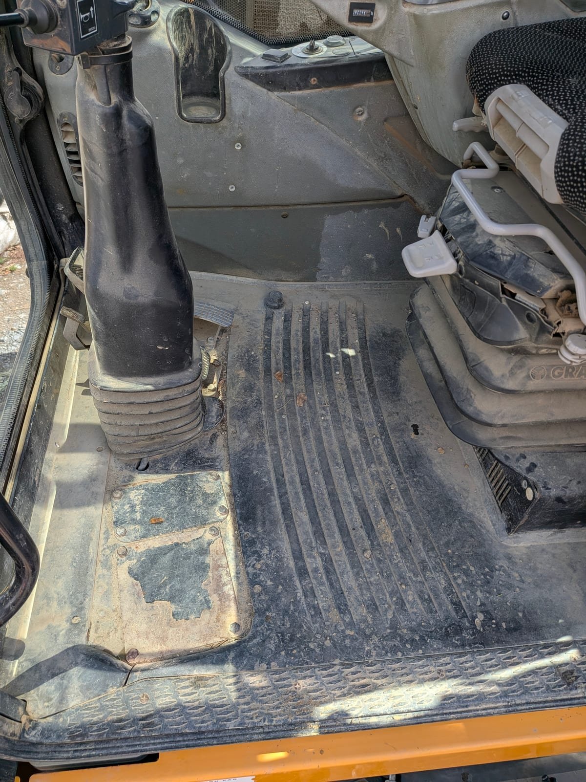 Avant décrassage cabine pelleteuse de chantier