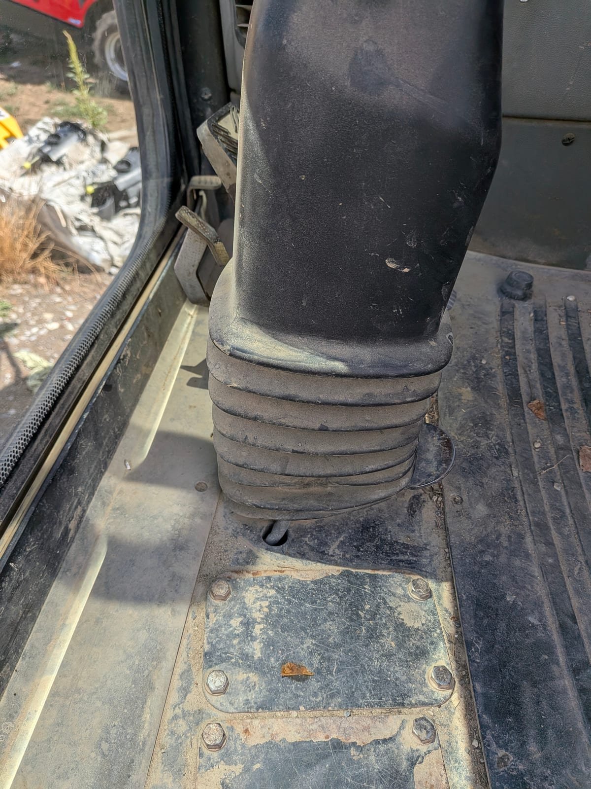 Avant décrassage cabine pelleteuse de chantier