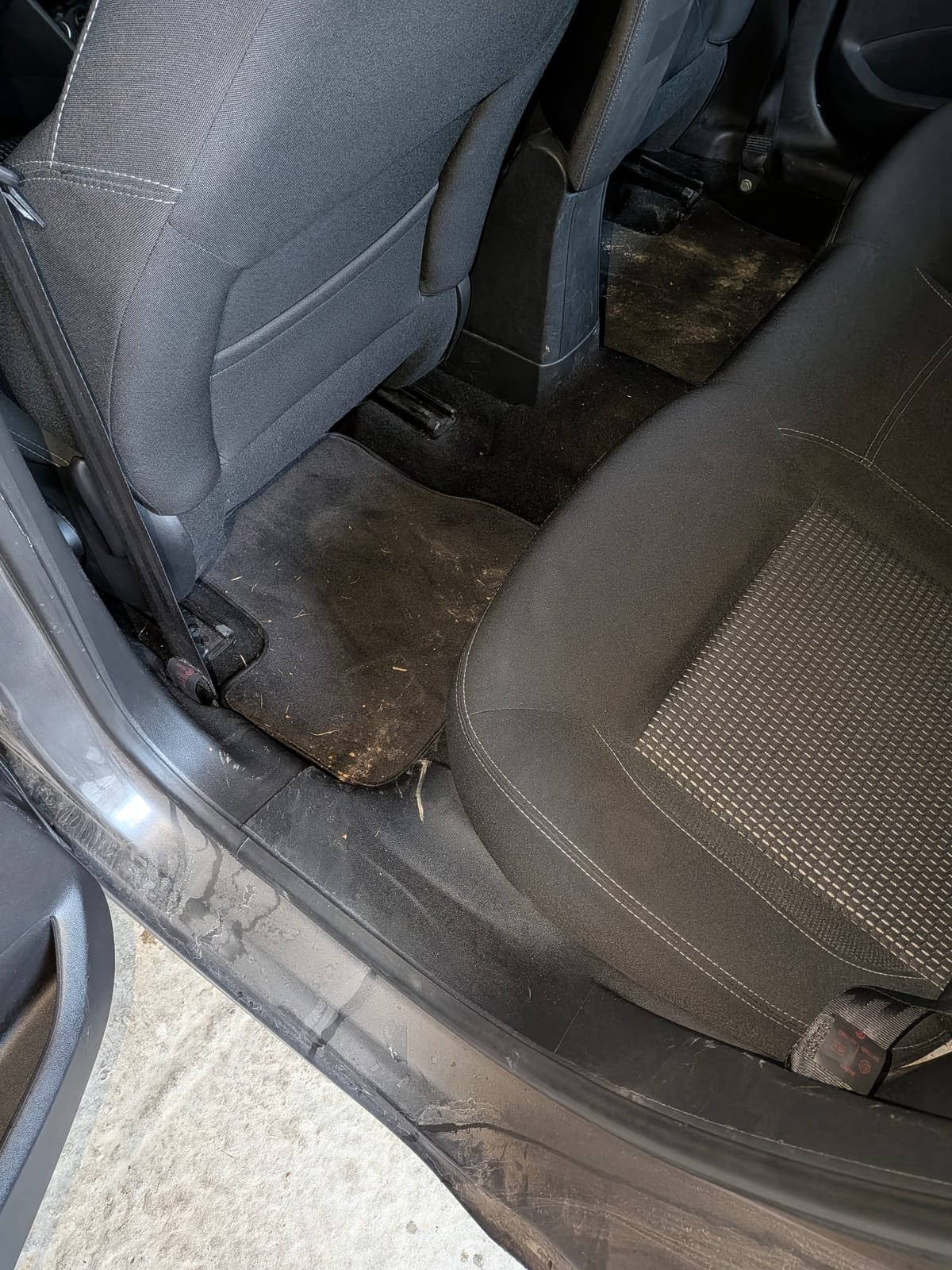 Avant nettoyage intérieur Peugeot 208