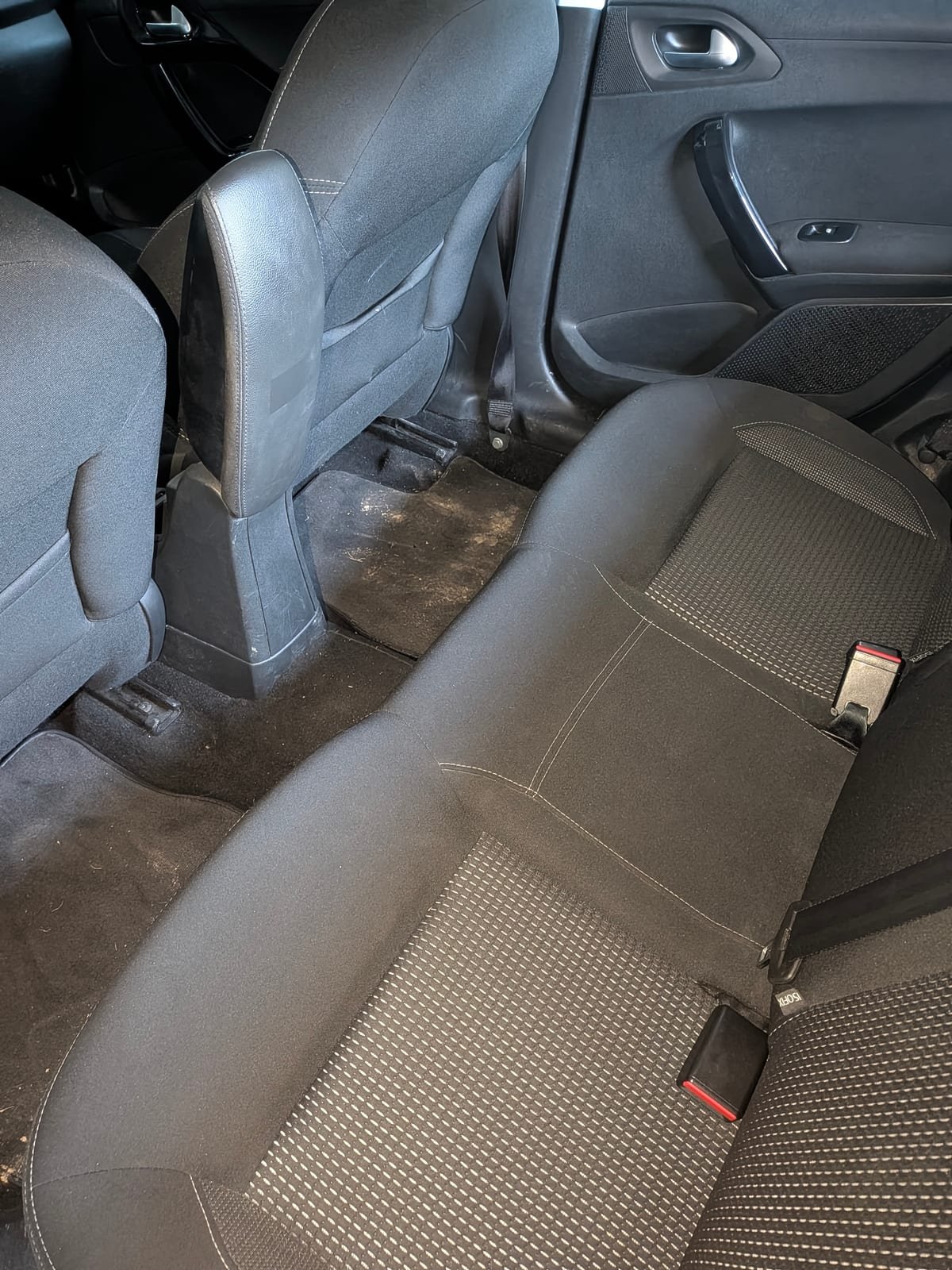 Avant nettoyage intérieur Peugeot 208