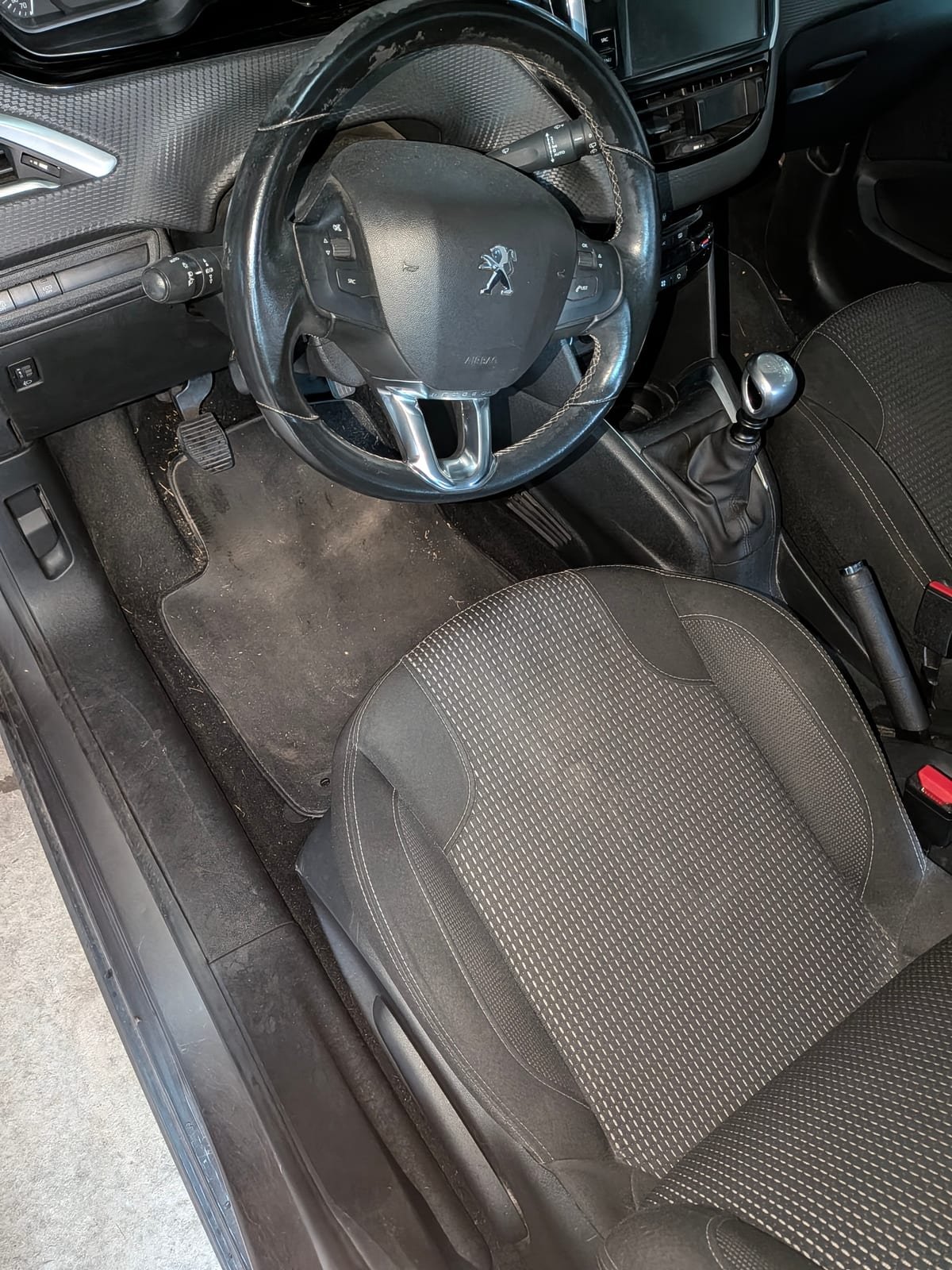 Avant nettoyage intérieur Peugeot 208