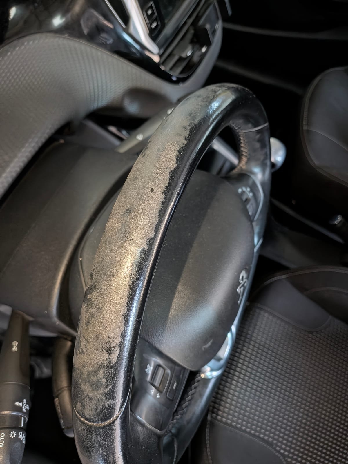 Avant nettoyage intérieur Peugeot 208