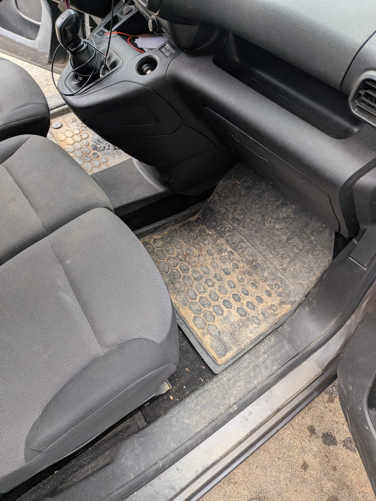 Avant nettoyage cabine utilitaire Peugeot Partner