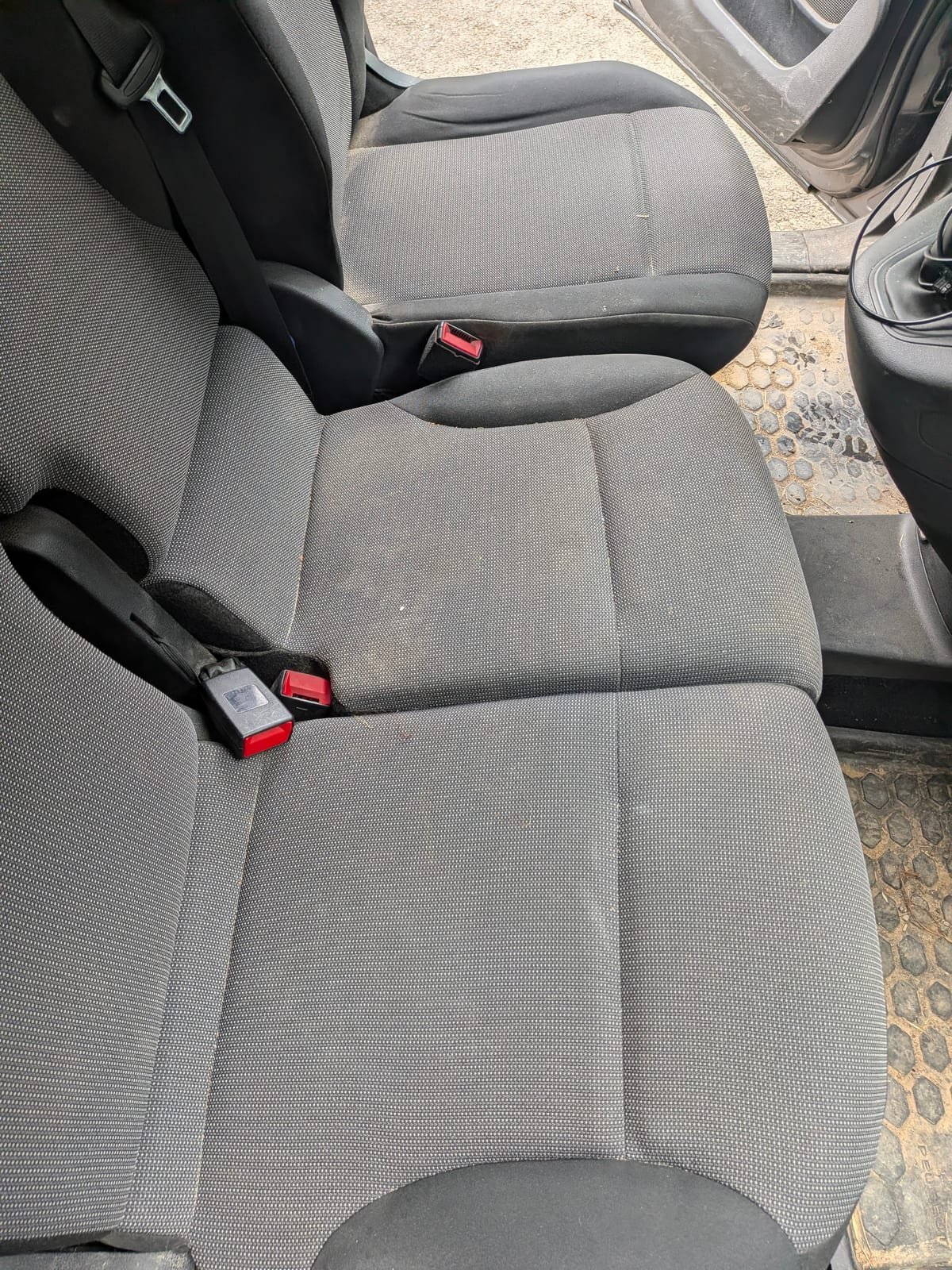 Avant nettoyage cabine utilitaire Peugeot Partner