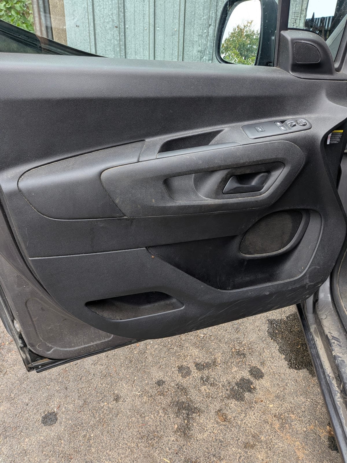 Avant nettoyage cabine utilitaire Peugeot Partner