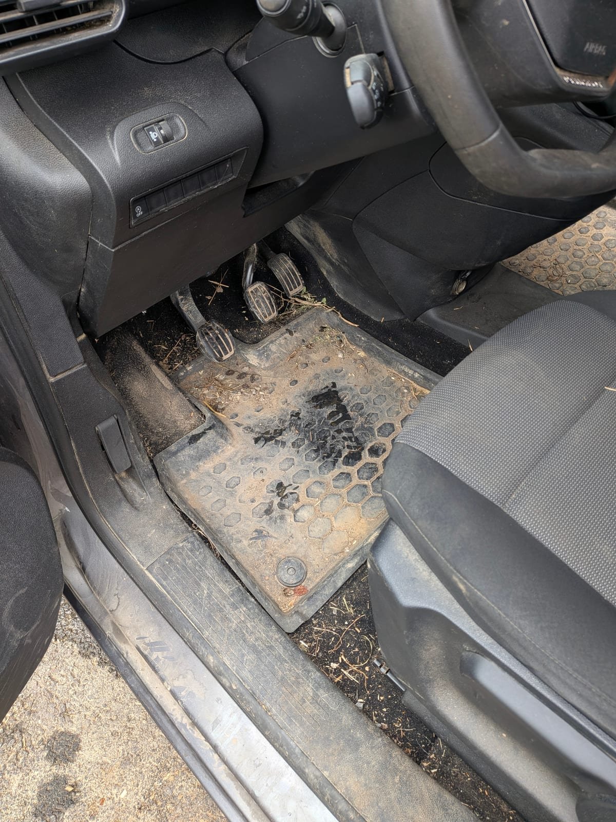 Avant nettoyage cabine utilitaire Peugeot Partner