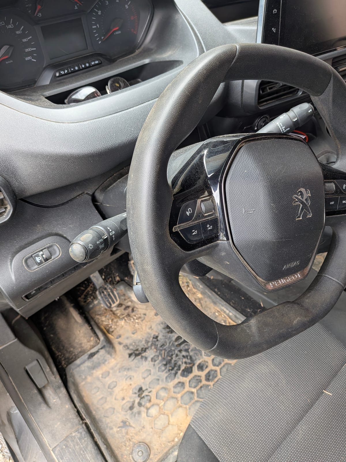 Avant nettoyage cabine utilitaire Peugeot Partner