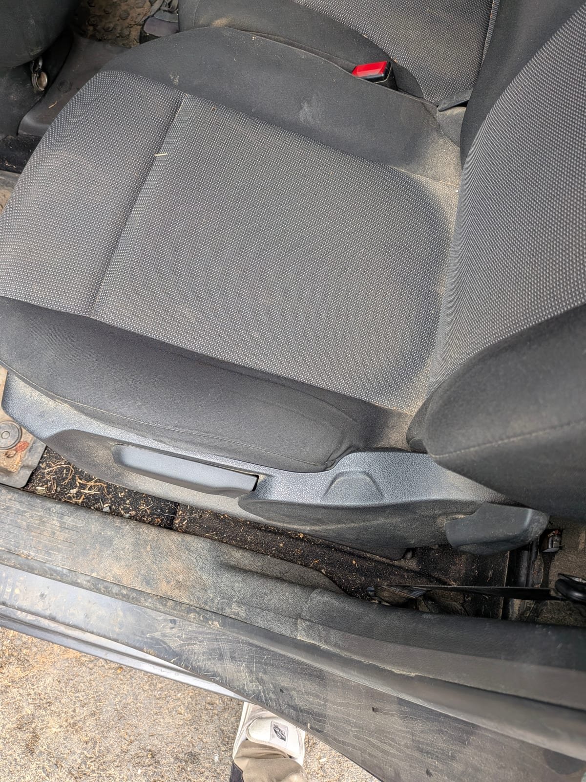 Avant nettoyage cabine utilitaire Peugeot Partner
